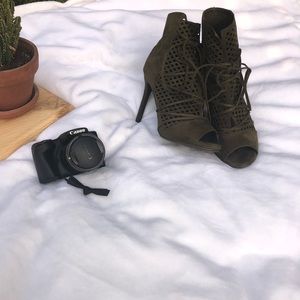 I’m selling some Breckelle’s high heels!